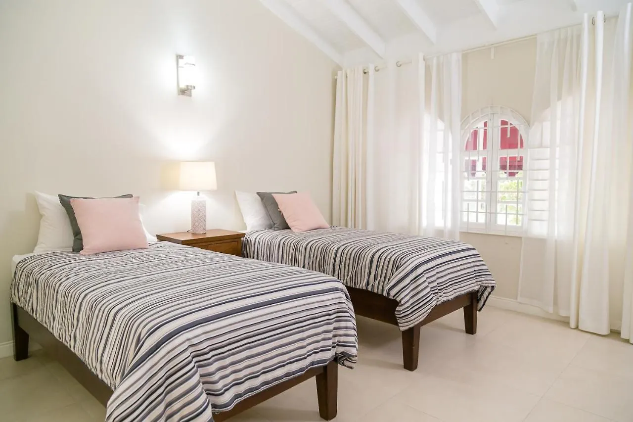 Daire Kingston Vacation Rentals At Delightful Townhouse Near Halfway Tree, Kingston