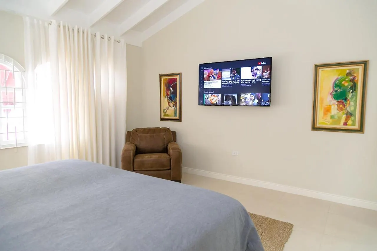 Kingston Vacation Rentals At Delightful Townhouse Near Halfway Tree, Kingston Daire