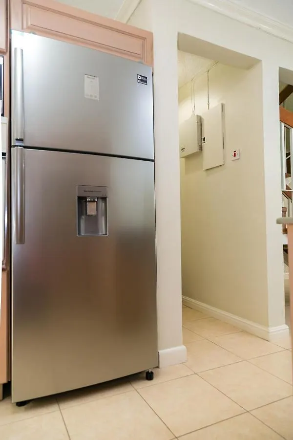 Daire Kingston Vacation Rentals At Delightful Townhouse Near Halfway Tree, Kingston
